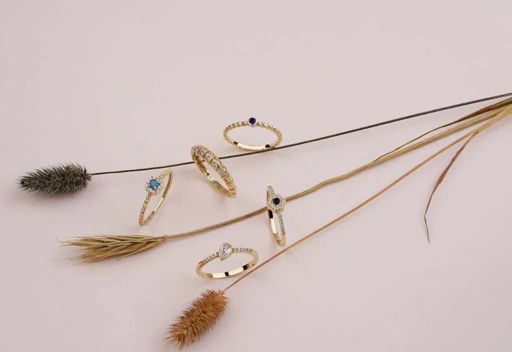 Pierścionki zaręczynowe z kamieniami